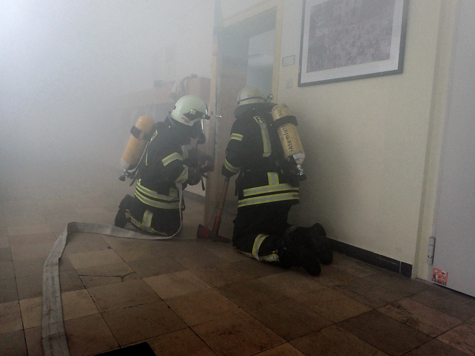 Bild 3: Unter Atemschutz wurden durch den Angriffstrupp die verrauchten Räume kontrolliert, ob sich noch weitere Personen im Gebäude befinden. (Foto M.Lemgen)