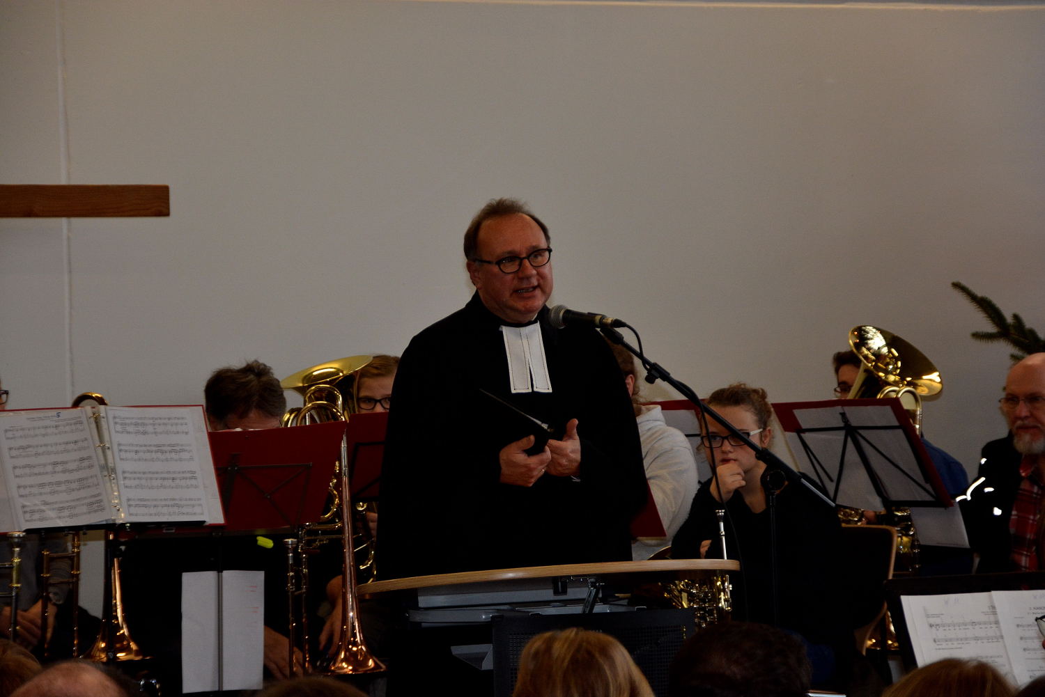 Pfarrer Andreas Laenger leitete mit Diakon Norbert Hendrichs den Gottesdienst.