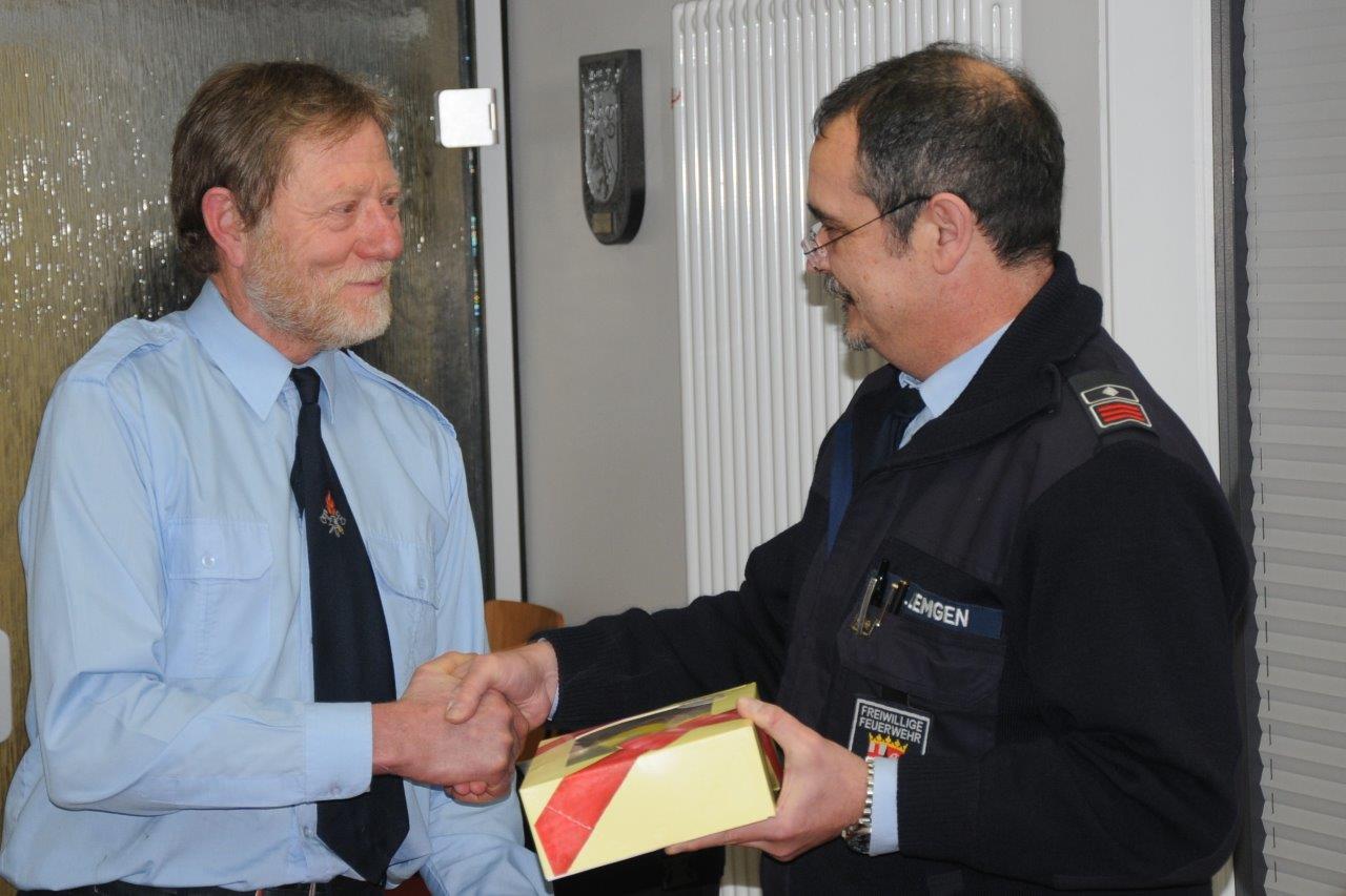 Volker Lemgen dankt Joachim Schäfer für die langjährige Tätigkeit in der Feuerwehr. 